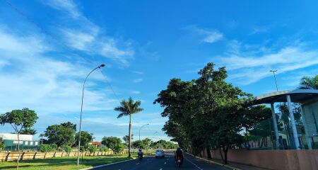 Os ventos atuam do quadrante norte com valores entre 40-60 km/h e, pontualmente, podem ocorrer rajadas de vento acima de 60km/h