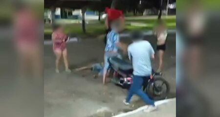 Mesmo após cair ao solo, a vítima continuou sendo agredida