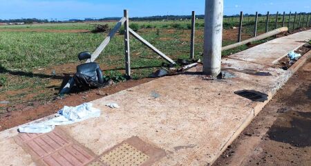 Ele teria tentado desviar do obstáculo, mas perdeu o controle do veículo, que bateu violentamente contra um poste