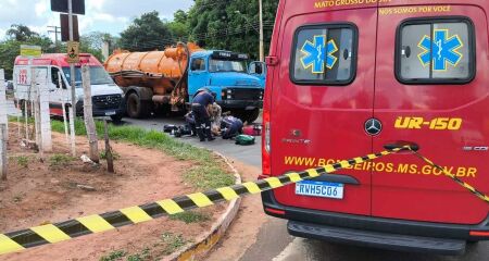 Motociclista fica em estado grave ao bater em caminhão e ser atropelada na Avenida Guaicurus