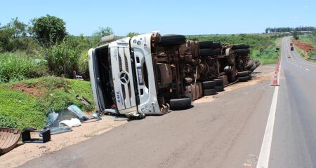 Carreta tombou no início da manhã deste domingo