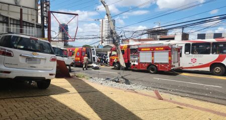 Poste destruído com o impacto