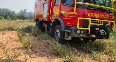 Casa é destruída por incêndio criminoso em Aquidauana