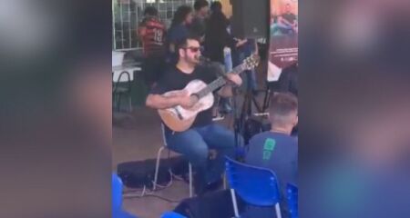 Juninho MPB durante apresentação em escola