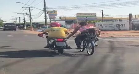 Cena foi filmada por motorista e despertou preocupação de condutores, que temiam o risco de um acidente