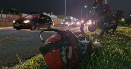 Suspeito fugiu após entrar em um veículo Toyota Corolla, de cor branca, que dava apoio ao crime