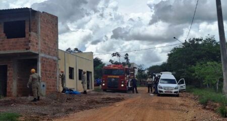 Corpo estava na parte de cima da construção e a suspeita é que a vítima tenha tentado invadir a obra pelo telhado