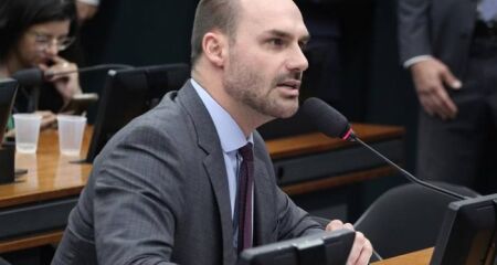 Deputado Eduardo Bolsonaro (PL-SP) apresentou projeto de lei na Câmara propondo regras para influenciadores fazerem propaganda de "bets"
