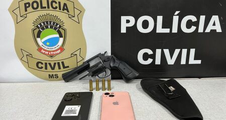 Polícia encontrou revolver calibre .38 durante abordagem em posto de combustível; mulher também foi presa