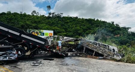 A tragédia envolveu um ônibus com 45 pessoas, um carro de passeio e uma carreta