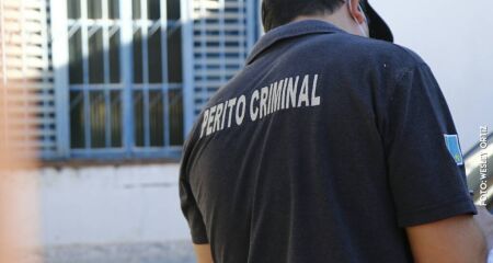 Marido jogava baralho com os amigos e quando voltou para casa encontrou corpo da esposa