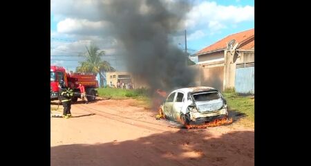 Veículo, um Volkswagen Gol, ficou completamente destruído