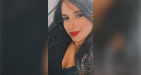 Juliana Leite Rangel, 26 anos, foi levada ao hospital e o estado de saúde é considerado gravíssimo. Ela estava em um carro com a família