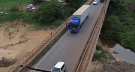 Imagens aéreas mostram carros e caminhão presos no que sobrou da ponte Juscelino Kubitschek de Oliveira, entre Tocantins e Maranhão