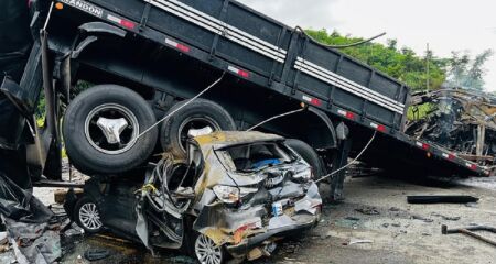 Ônibus vinha de São Paulo com 45 passageiros. O acidente ocorreu quando um pneu do coletivo estourou, em Teófilo Otoni, Minas Gerais