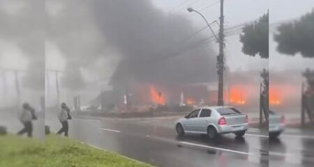 A aeronave atingiu lojas e residências na Avenida das Hortênsias, causando incêndio. Ao menos 15 pessoas foram levadas a hospital