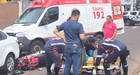 Motociclista bate em carro e deixa garupa idosa ferida na Avenida Júlio de Castilho 