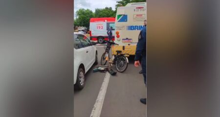 Ciclista ficou prensado entre os veículos 