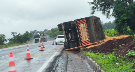 Carreta tomba e despeja quase 17 toneladas de soja na BR-163, em Campo Grande