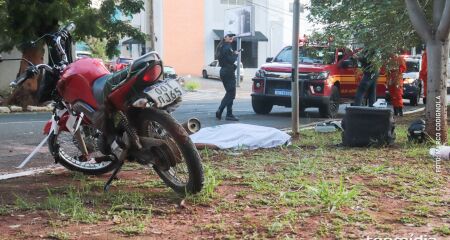 Motociclista se chocou com um poste de iluminação pública