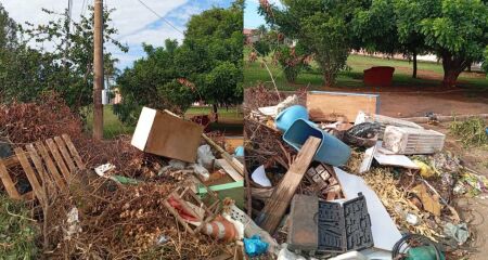 Moradores denunciam praça em situação de 'lixão' na Vila Palmira 