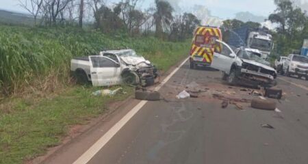 Duas pessoas morrem em acidente entre picapes na BR-163, em Bandeirantes 