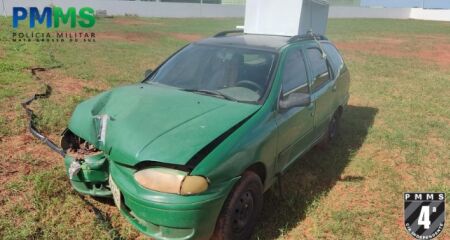 Motorista abandona carro após bater em poste ne energia em Chapadão do Sul