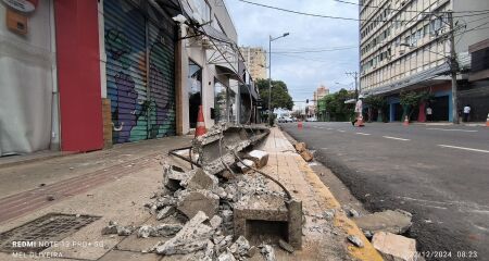 Poste ficou destruído