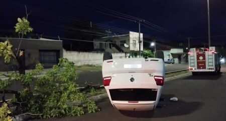 Acidente ocorreu na madruga deste domingo (22), na Rua Rio Branco