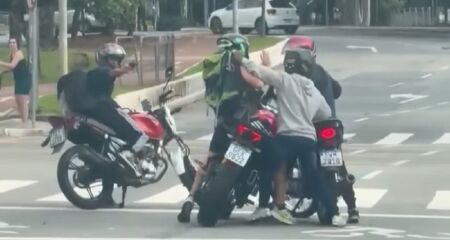 Um motociclista de 37 anos teve sua moto roubada por três suspeitos nesse domingo, na Avenida Brigadeiro Faria Lima, no Itaim Bibi