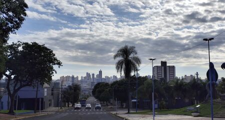 Céu amanheceu entre nuvens, mas temperatura sobe ao longo do dia