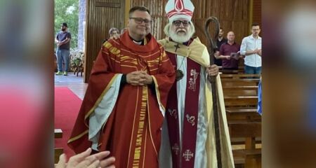 Diácono foi ordenado padre na cidade. Igreja permite o casamento, trabalho fora da igreja, bem como ordenação de mulheres
