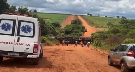 Passagem de veículos só deve ocorrer após a remoção do caminhão