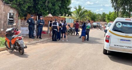 Vítima morreu na frente de uma casa