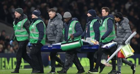 Momento em que Bentancur cai no gramado aconteceu durante duelo entre Tottenham e Liverpool, pela Copa da Liga Inglesa