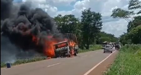 Caminhão ficou destruído após o incêndio