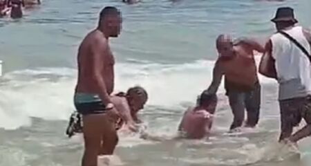 Em vídeo que circula nas mídias sociais, é possível ver quando homem se masturba sem roupa no mar, e uma mulher ao fundo denuncia o crime