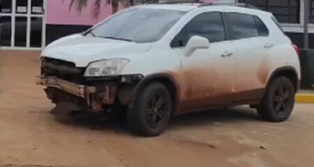 Durante a fuga, o homem bateu o carro contra um poste