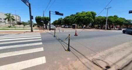 Avenida Dias Barroso precisou ser interditada para garantir a segurança das pessoas que passam pelo local