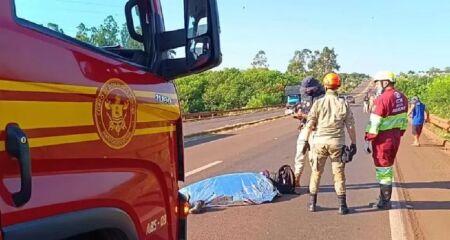 Vítima teria batido a cabeça no asfalto após o pneu da moto estourar