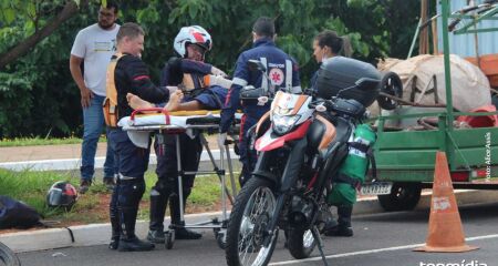 Motociclista perde controle e bate em 'carretinha' de serviço na Via Park 