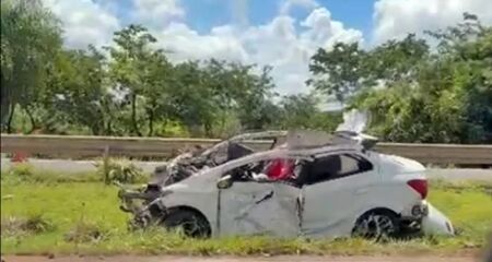 Com o impacto, motor do veículo foi arremessado para a pista contrária