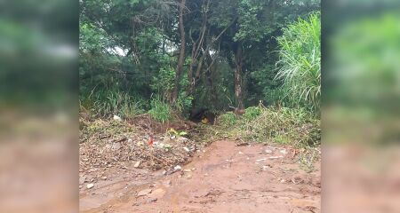 Morador relata que fenda está aumentando e já alcançou a rua