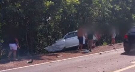 Carro bateu de frente com uma carreta