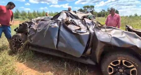 Caminhonete ficou completamente destruída