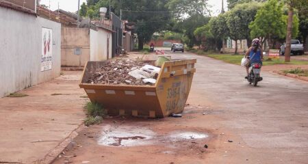 Caçamba foi colocada na manhã de sábado (18)