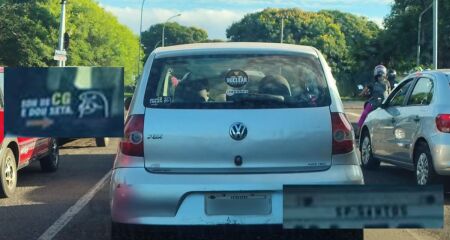 A ironia é que o adesivo foi colado em um carro com placa paulista