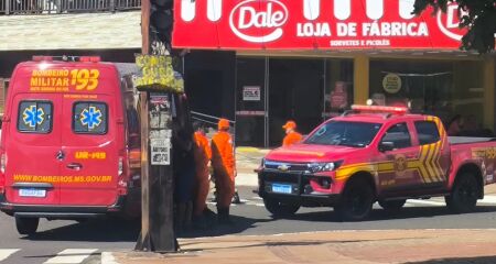 Acidente entre carro e moto deixa ferido na Avenida Julio de Castilho