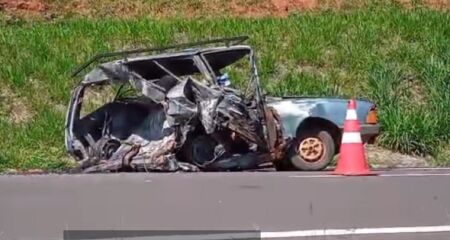 Carro do casal ficou completamente destruído