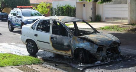 Carro foi totalmente destruído